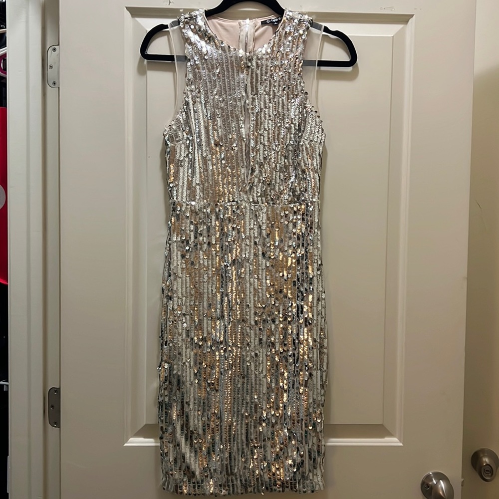 Gianni Bini silver sequins dress. No sleeves and mid length.